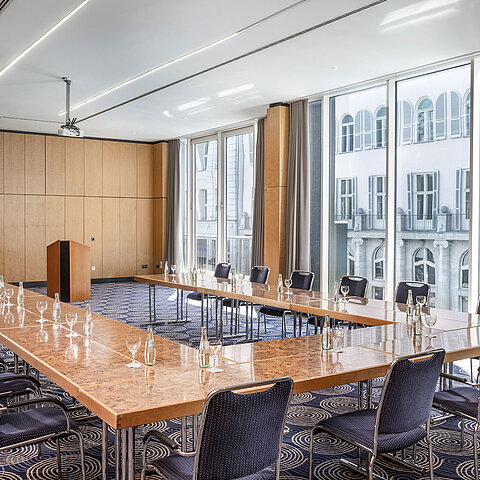 Konferenzraum Salon II im Maritim proArte Hotel Berlin, großer U-förmiger Tisch mit Blick nach draußen.