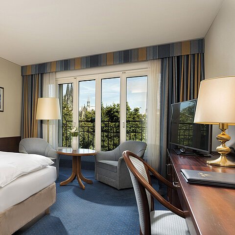 Superior-Doppelzimmer im Maritim Hotel Köln mit gemütlicher Einrichtung und Blick auf den Kölner Dom.