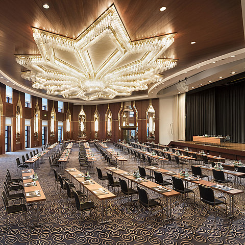 Das Bild zeigt den prächtigen Saal Beethoven im Maritim Hotel Bonn, eingerichtet für Konferenzen oder Veranstaltungen.