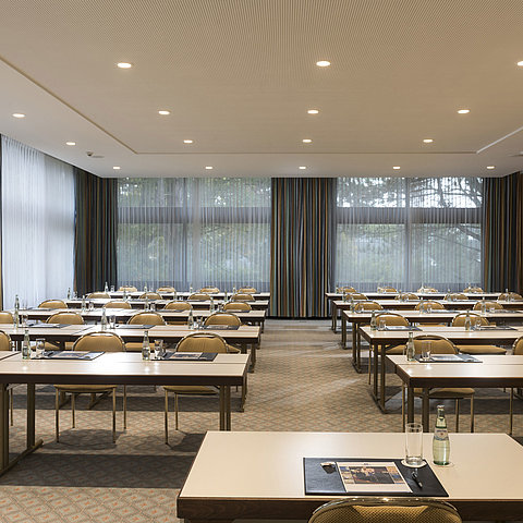 Tagungsraum „Salon Hannover“ im Maritim Seehotel Timmendorfer Strand mit Reihenbestuhlung und Tageslicht.