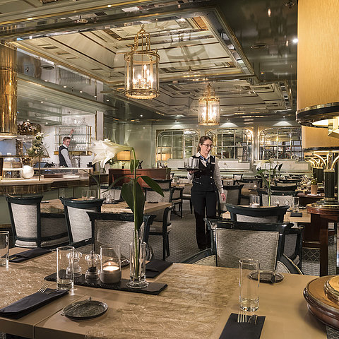 Das Restaurant La Marée im Maritim Hotel Bonn mit stilvollem Ambiente und aufmerksamen Servicepersonal bei der Arbeit.