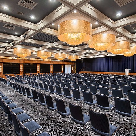 Eleganter Saal im Maritim Hotel Darmstadt mit Reihenbestuhlung, Kronleuchtern und idealer Ausstattung für Events.