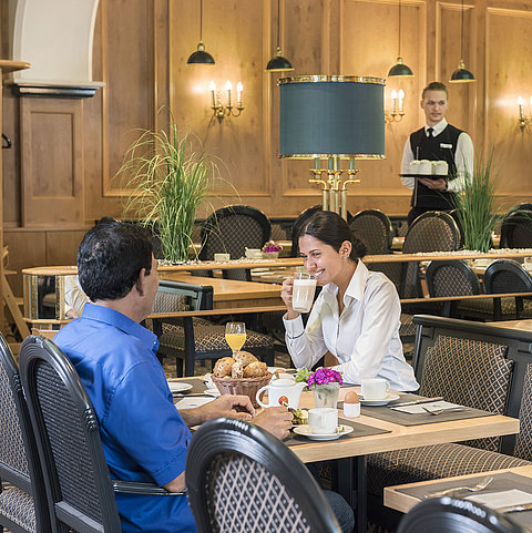 Gäste genießen das Frühstücksbuffet im Restaurant "Rôtisserie" des Maritim Hotel Bonn mit frisch zubereiteten Speisen.