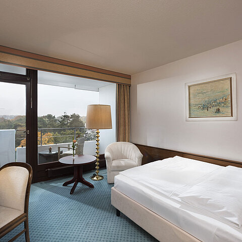 Einzelzimmer im Maritim Seehotel Timmendorfer Strand mit Balkon, Landblick und Schreibtisch.