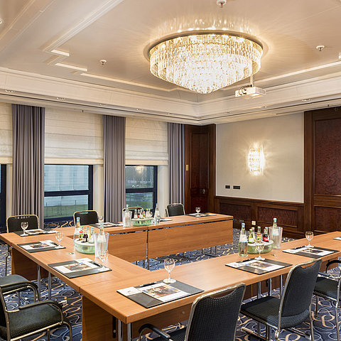 Salon Rheinaue im Maritim Hotel Bonn, vorbereitet für eine Konferenz mit U-Bestuhlung, ausgestattet mit Getränken und Materialien