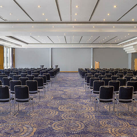 Großer Konferenzraum Saal II im Maritim proArte Hotel Berlin mit Stuhlreihen und hellem Ambiente, ideal für Tagungen.