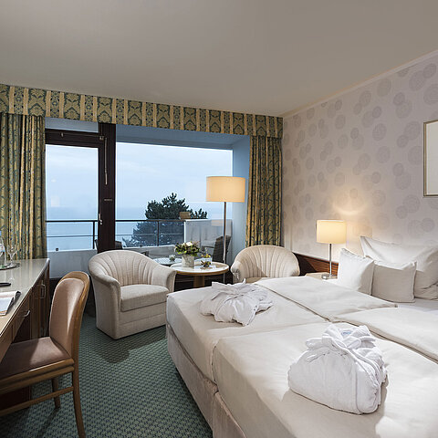 Superior Zimmer mit Meerblick, Doppelbett und Balkon im Maritim Seehotel Timmendorfer Strand.