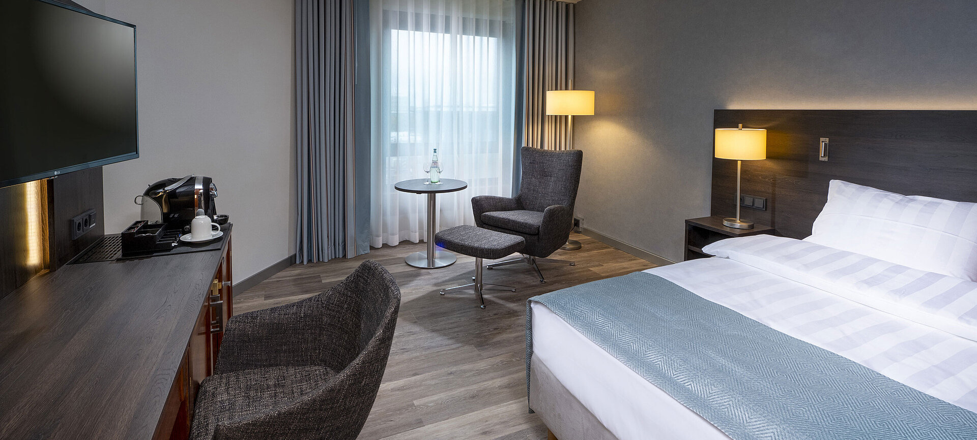 Modern eingerichtetes Superior Smart Zimmer mit Schreibtisch, Fernseher, Sitzbereich und komfortablem Bett im Maritim Bremen.