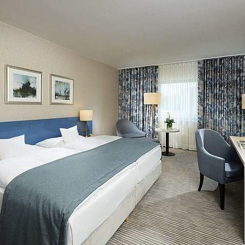 Superior Zimmer im Maritim Hotel Bonn mit stilvollem Design, gemütlichen Betten, modernem Schreibtisch und komfortabler Sitzecke
