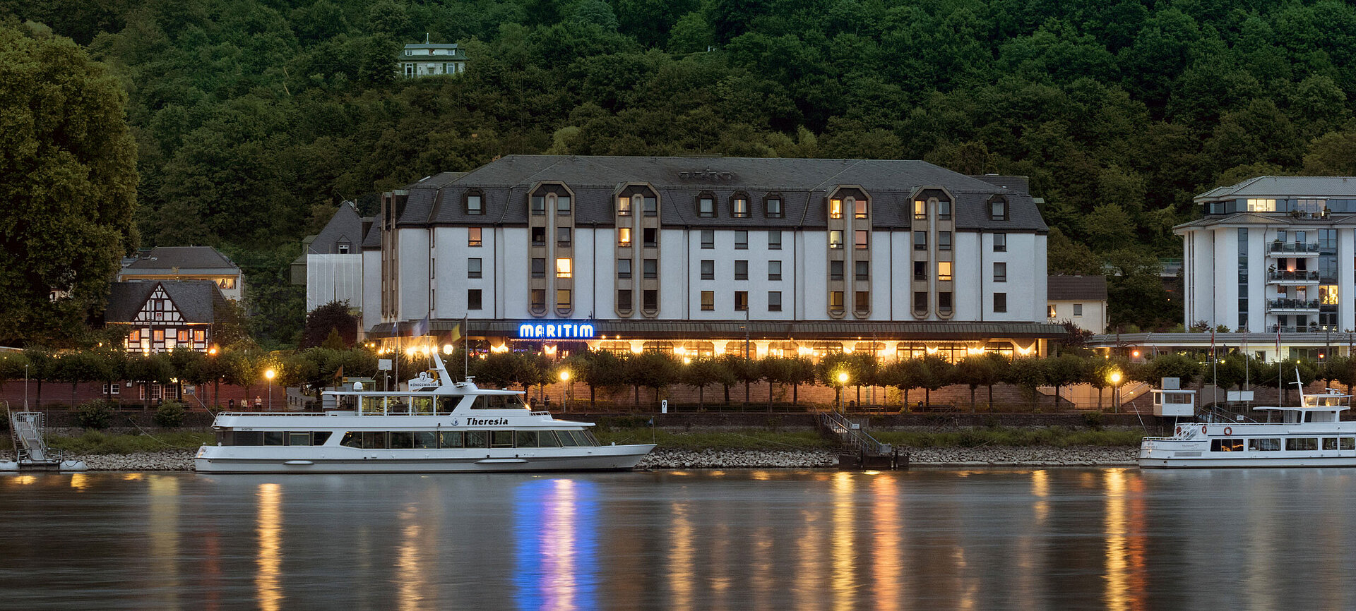 Außenansicht bei Nacht | Maritim Hotel Königswinter