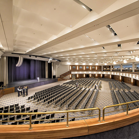 Saal Maritim im Maritim Hotel Bonn, mit Reihenbestuhlung und Bühne, ideal für Konferenzen und große Events.