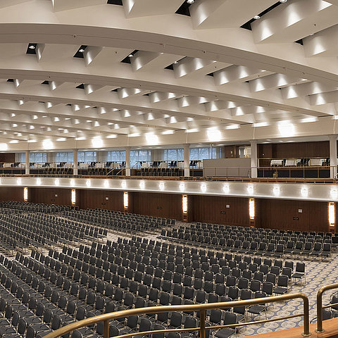Das Bild zeigt den großen Saal Maritim im Maritim Hotel Bonn, eingerichtet für Konferenzen oder große Veranstaltungen.