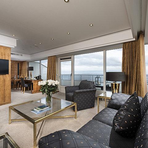Penthouse-Wohnbereich mit Meerblick, eleganter Einrichtung und großer Glasfront im Maritim Seehotel Timmendorfer Strand.