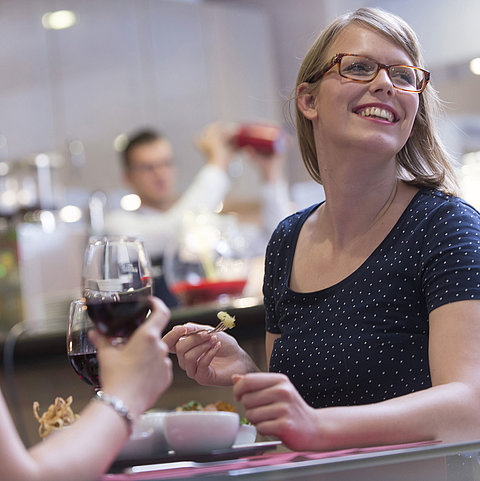 Gäste genießen Tapas und Wein im Maritim proArte Hotel Berlin. Gesellige Atmosphäre und entspannte Unterhaltung bei Speisen.