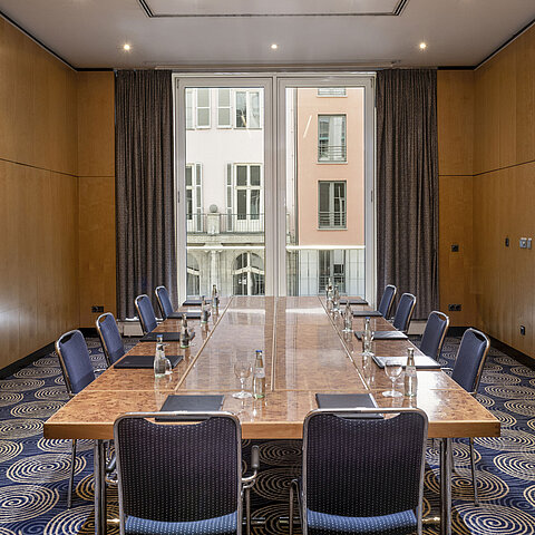 Heller Meetingraum Salon I im Maritim proArte Hotel Berlin mit großem Konferenztisch und Blick nach draußen.