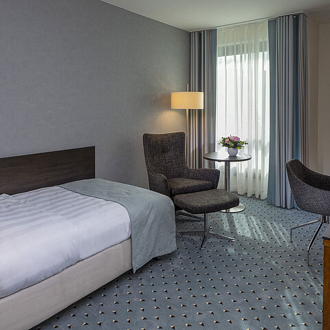 Komfortables Superior Einzelzimmer im Maritim Hotel Bremen mit Schreibtisch, Sessel und moderner Einrichtung.
