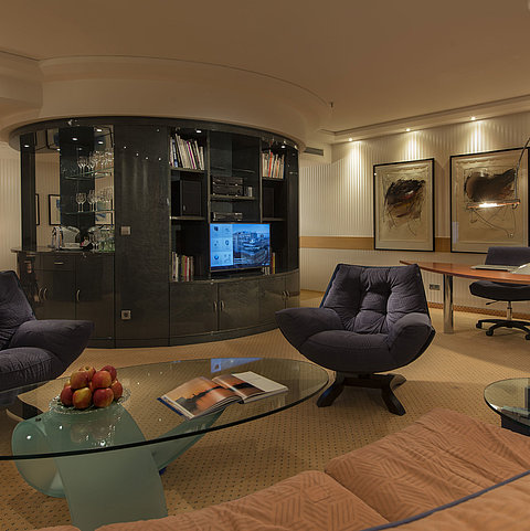 Elegantes Wohnzimmer der Kuckei-Suite im Maritim proArte Hotel Berlin mit modernen Möbeln und stilvollem Dekor.