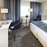 Superior Zimmer im Maritim Hotel Bonn mit modernem Design, gemütlichem Bett, Schreibtisch und stilvollen Vorhängen.