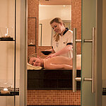 Hot-Stone-Massage im Maritim Seehotel Timmendorfer Strand Spa für tiefe Entspannung und Erholung in luxuriösem Ambiente.