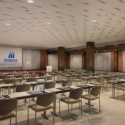 Tagungssaal „Bremen“ im Maritim Seehotel Timmendorfer Strand mit Reihenbestuhlung und Bühne.