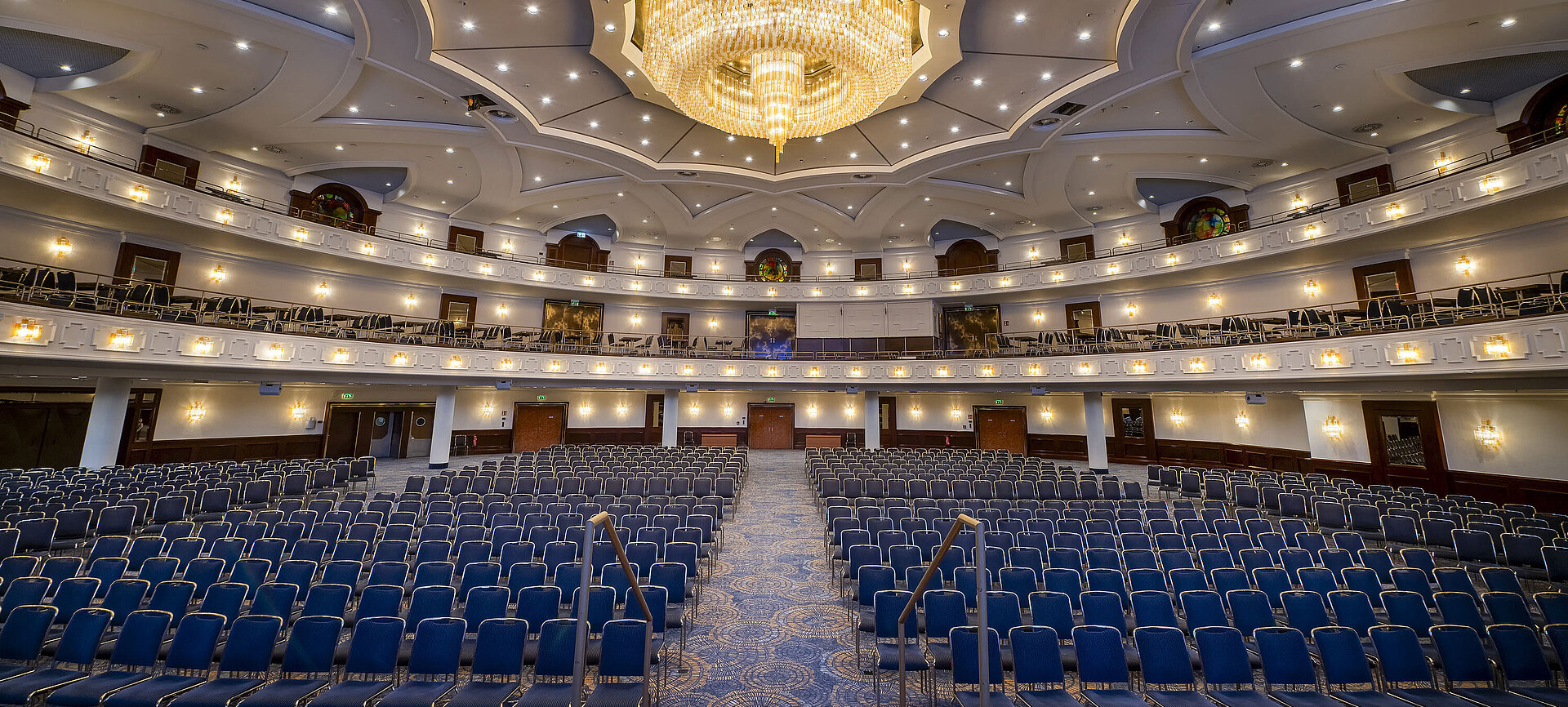 Geräumiger Saal Maritim im Maritim Hotel Köln, ideal für große Veranstaltungen, mit luxuriöser Beleuchtung und Bestuhlung.