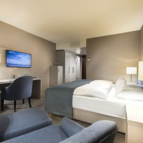 Superior Zimmer im Maritim Hotel Bonn mit Doppelbett, Schreibtisch, TV und moderner Einrichtung. Komfortabel und elegant.
