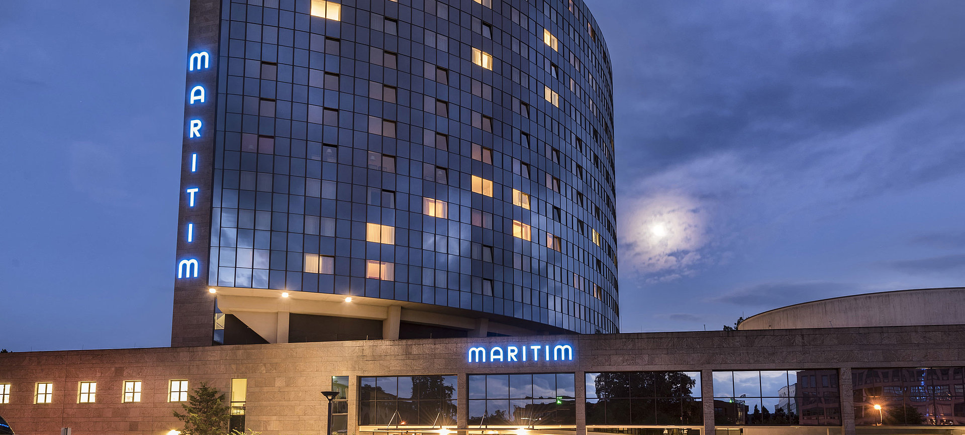 Außenansicht bei Nacht | Maritim Hotel Ulm