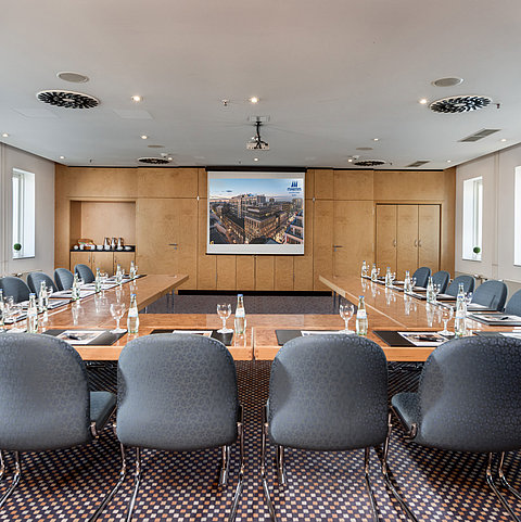 Meetingraum mit rechteckiger Tischanordnung und moderner Präsentationstechnik im Maritim proArte Hotel Berlin.