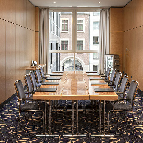 Eleganter Konferenzraum im Maritim proArte Hotel Berlin mit Tisch und Stühlen in moderner Umgebung