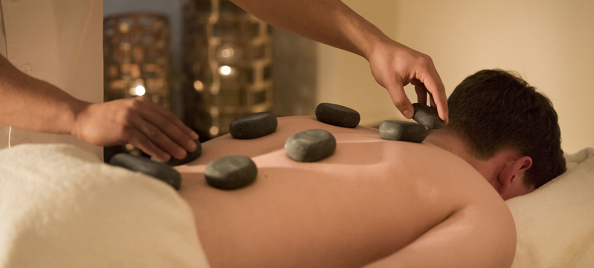 Hot-Stone-Massage für tiefe Entspannung im Wellnessbereich des Maritim Seehotel Timmendorfer Strand.