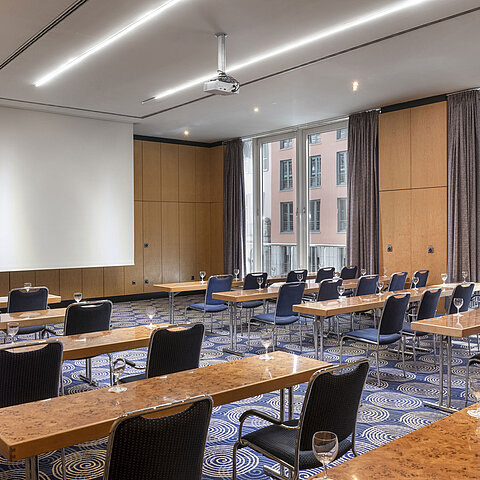 agungsraum Salon III im Maritim proArte Hotel Berlin mit Kinobestuhlung und Leinwand.