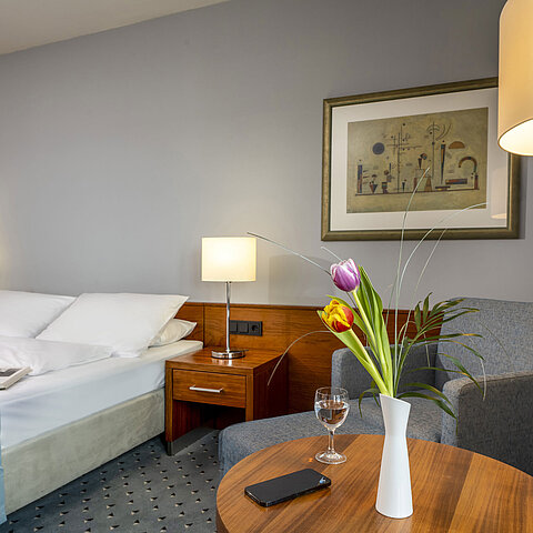 Comfort Doppelzimmer im Maritim Hotel Darmstadt mit stilvoller Dekoration, gemütlicher Sitzecke und modernen Akzenten.