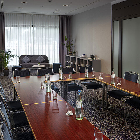 Moderner Tagungsraum im Maritim Hotel Darmstadt mit Tageslicht, eleganter Einrichtung und ausgestattet für Meetings.
