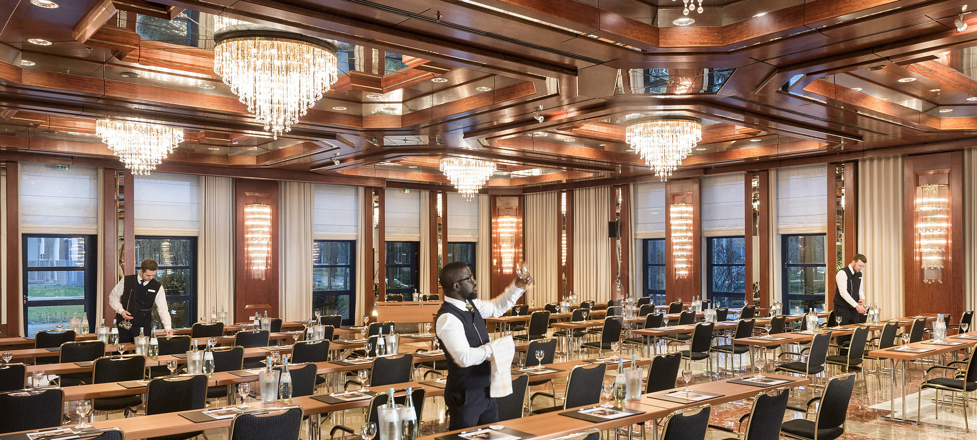 Saal Reger im Maritim Hotel Bonn, mit eleganter Beleuchtung und Reihenbestuhlung, ideal für Veranstaltungen und Konferenzen.