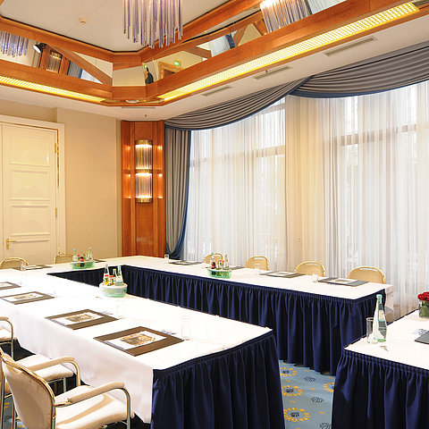 Salon Hamburg im Maritim Hotel Magdeburg mit U-förmiger Bestuhlung, eleganten Vorhängen und Tageslicht für erfolgreiche Tagungen.